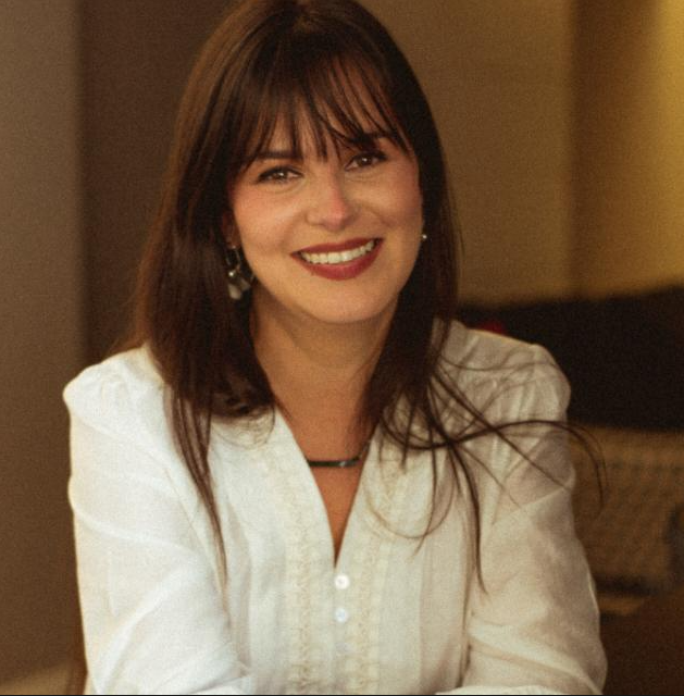 Lívia em seu consultório